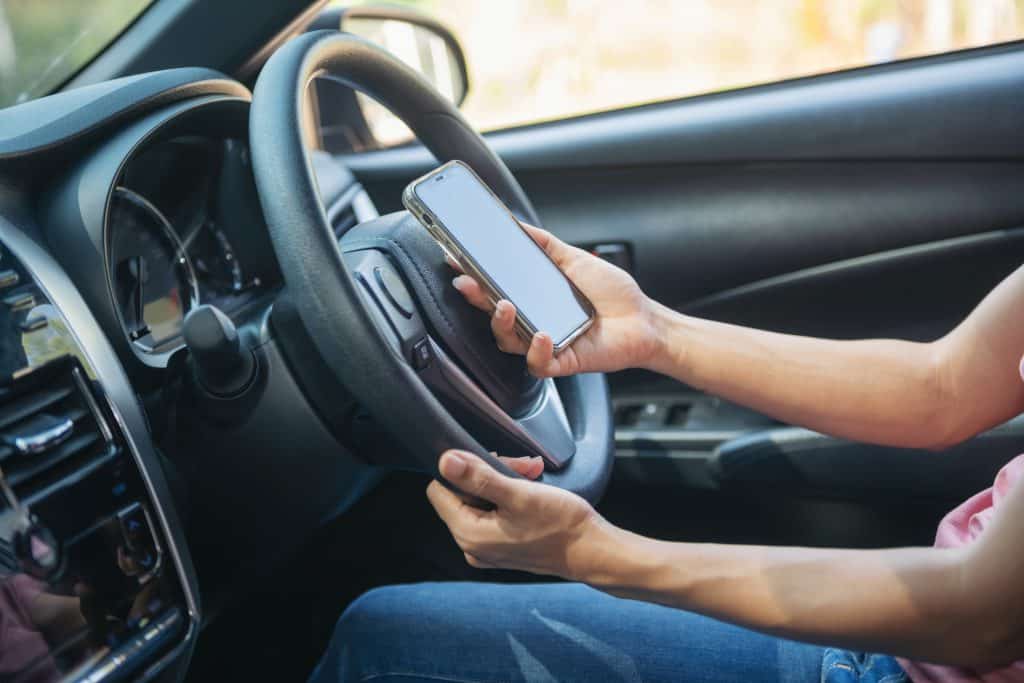 What Are The 4 Types Of Distraction While Driving? | LTrent Driving School Blog